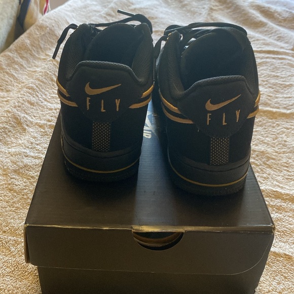 EUC. Nike Air (AirForce 1) women’s size 5.5. Youth size 4. - Picture 4 of 12